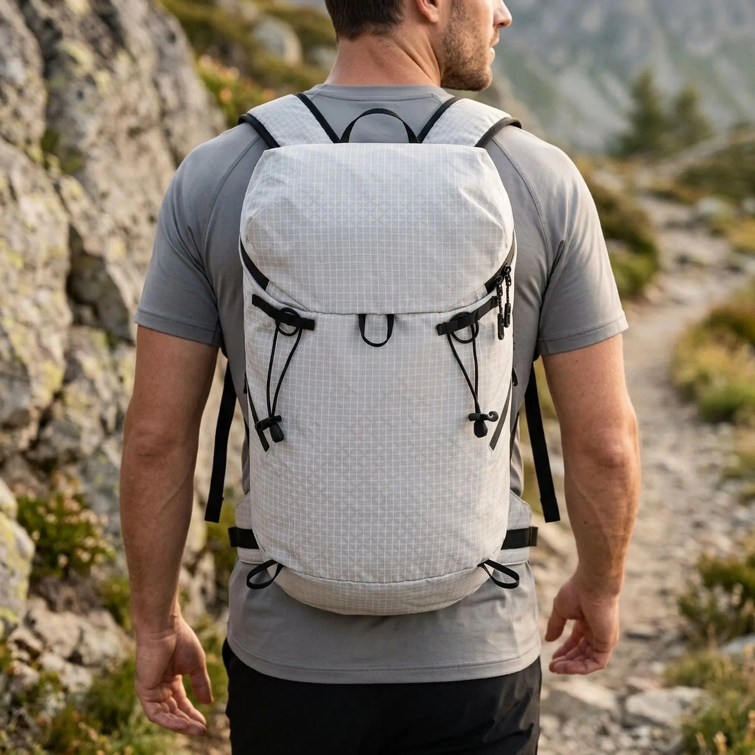 Leichter Wanderrucksack - Für Damen Und Herren - Wasserabweisendes Äußeres - 15 L Volumen - 400 g Gewicht