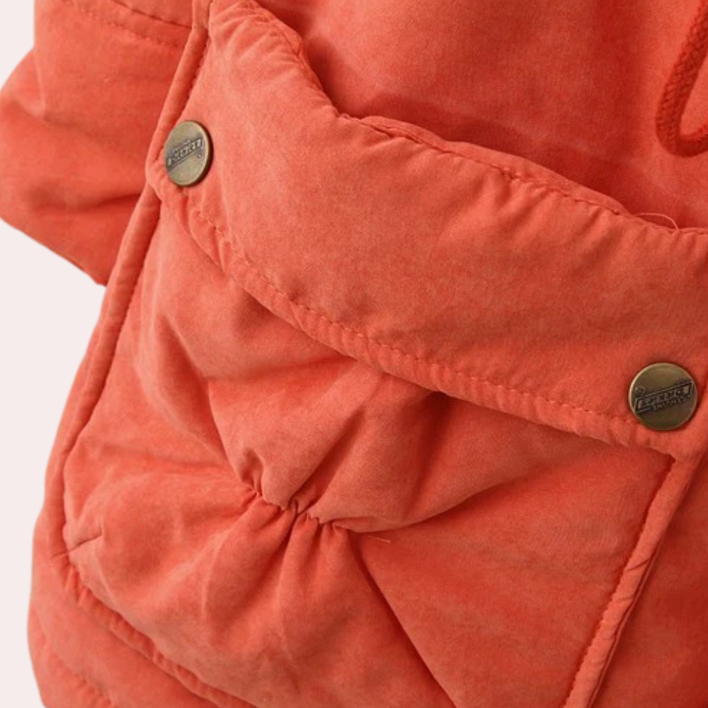 Rote Winterjacke mit Kapuze, große Tasche, Knöpfe, warme Outdoor-Bekleidung für Damen.