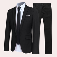 Schwarzer Herrenanzug mit Krawatte, Hemd und Hose, elegantes Business-Outfit.