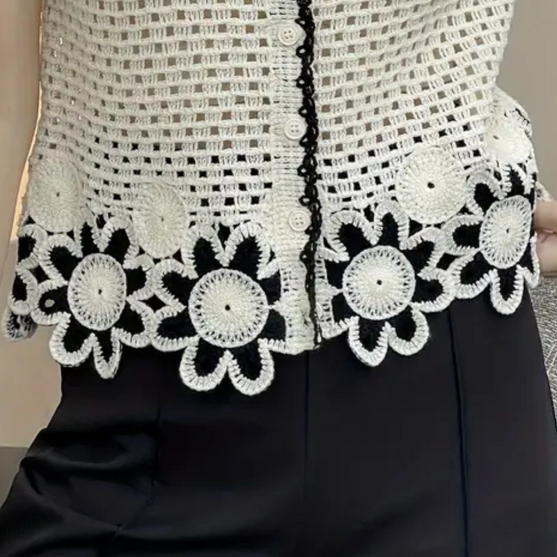 Schwarz-weiße gehäkelte Weste mit Blumenmuster, Knopfleiste, Damenmode, elegant, handgefertigt.