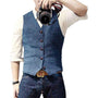 Mann in blauem Tweed-Weste, weißem Hemd, Jeans, hält Kamera.