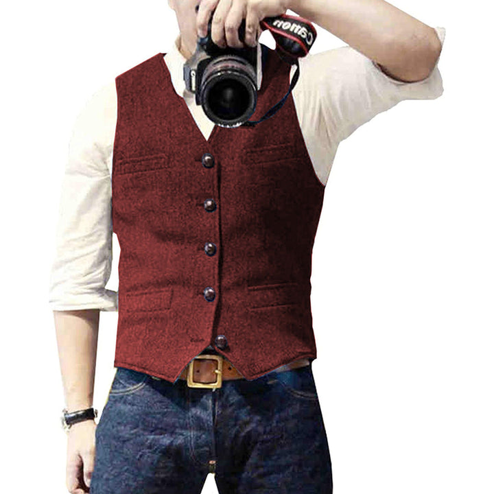 Mann mit roter Weste, weißem Hemd, Jeans, hält Kamera; Herrenmode, Freizeitkleidung.