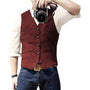 Mann mit roter Weste, weißem Hemd, Jeans, hält Kamera; Herrenmode, Freizeitkleidung.