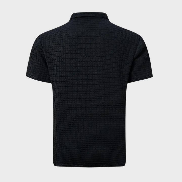 Schwarzes Herren-Poloshirt, kurzärmelig, strukturierter Stoff, klassischer Kragen, modisch.
