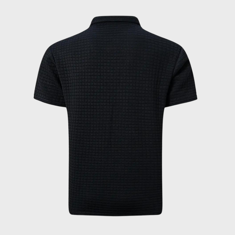 Schwarzes Herren-Poloshirt, kurzärmelig, strukturierter Stoff, klassischer Kragen, modisch.