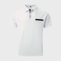 Weißes Herren-Poloshirt mit Knopfleiste und Brusttasche, Baumwolle, klassisches Design.
