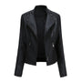 Schwarze Damen-Lederjacke mit Reißverschlüssen, Biker-Stil, modisch, elegant, hochwertig.