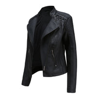 Schwarze Damen-Lederjacke mit Reißverschluss, Stehkragen und Steppnähten, modisch und elegant.