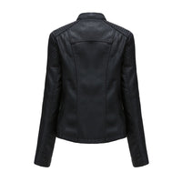 Schwarze Lederjacke Damen, Rückansicht, Biker-Stil, gesteppte Schultern, modisch, elegant