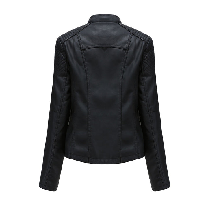 Schwarze Lederjacke Damen, Rückansicht, Biker-Stil, gesteppte Schultern, modisch, elegant