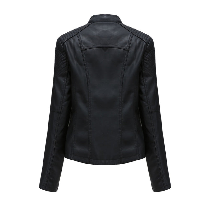 Schwarze Lederjacke Damen, Rückansicht, Biker-Stil, gesteppte Schultern, modisch, elegant
