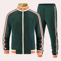 Dunkelgrüner Trainingsanzug mit Streifen, Reißverschlussjacke und Jogginghose, Sportbekleidung.