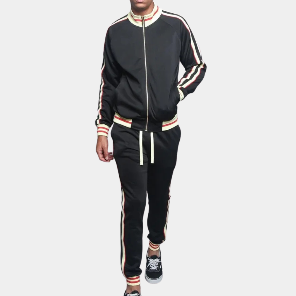 Mann in schwarzem Trainingsanzug mit Streifen, Reißverschlussjacke, Freizeithose, Sneakers.