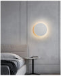 Minimalistische energiesparende runde Wandleuchte, modernes Design, warmweißes Licht.