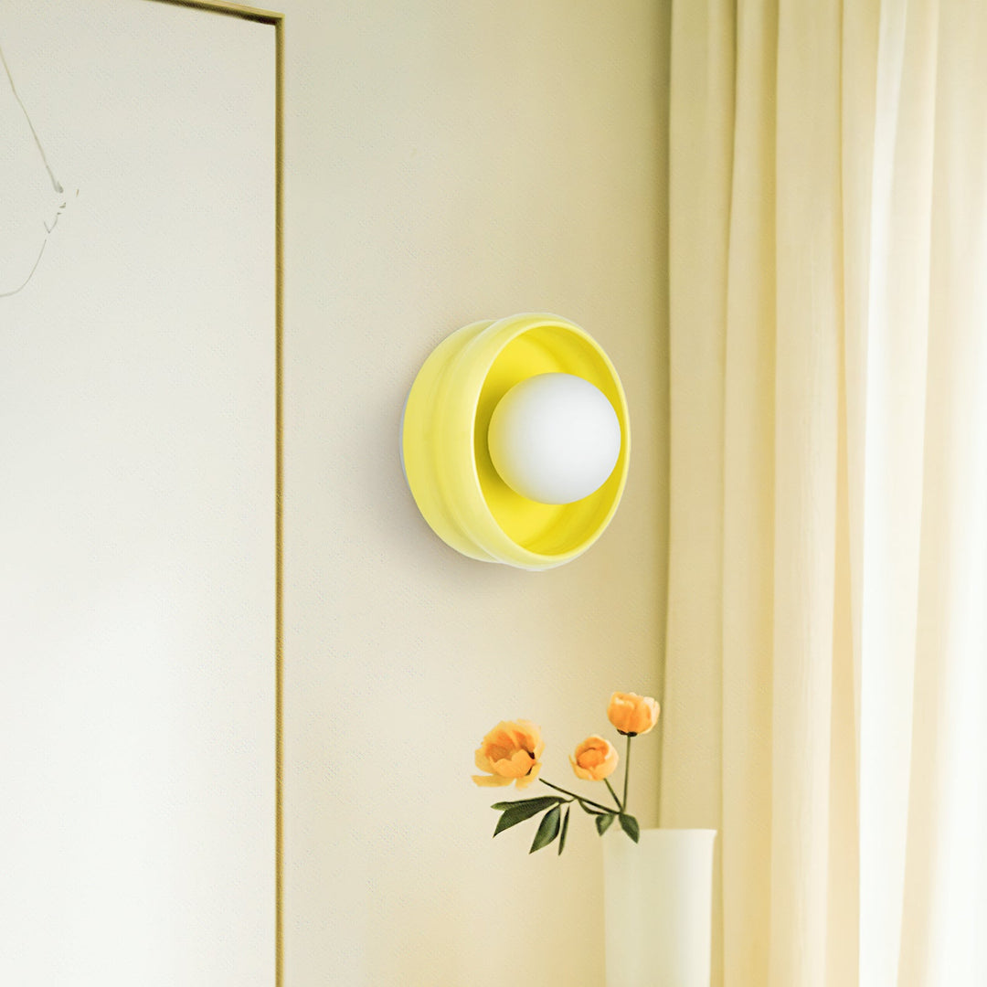 Elegante runde Wandleuchte aus gelber Keramik, modernes Design, Innenbeleuchtung.