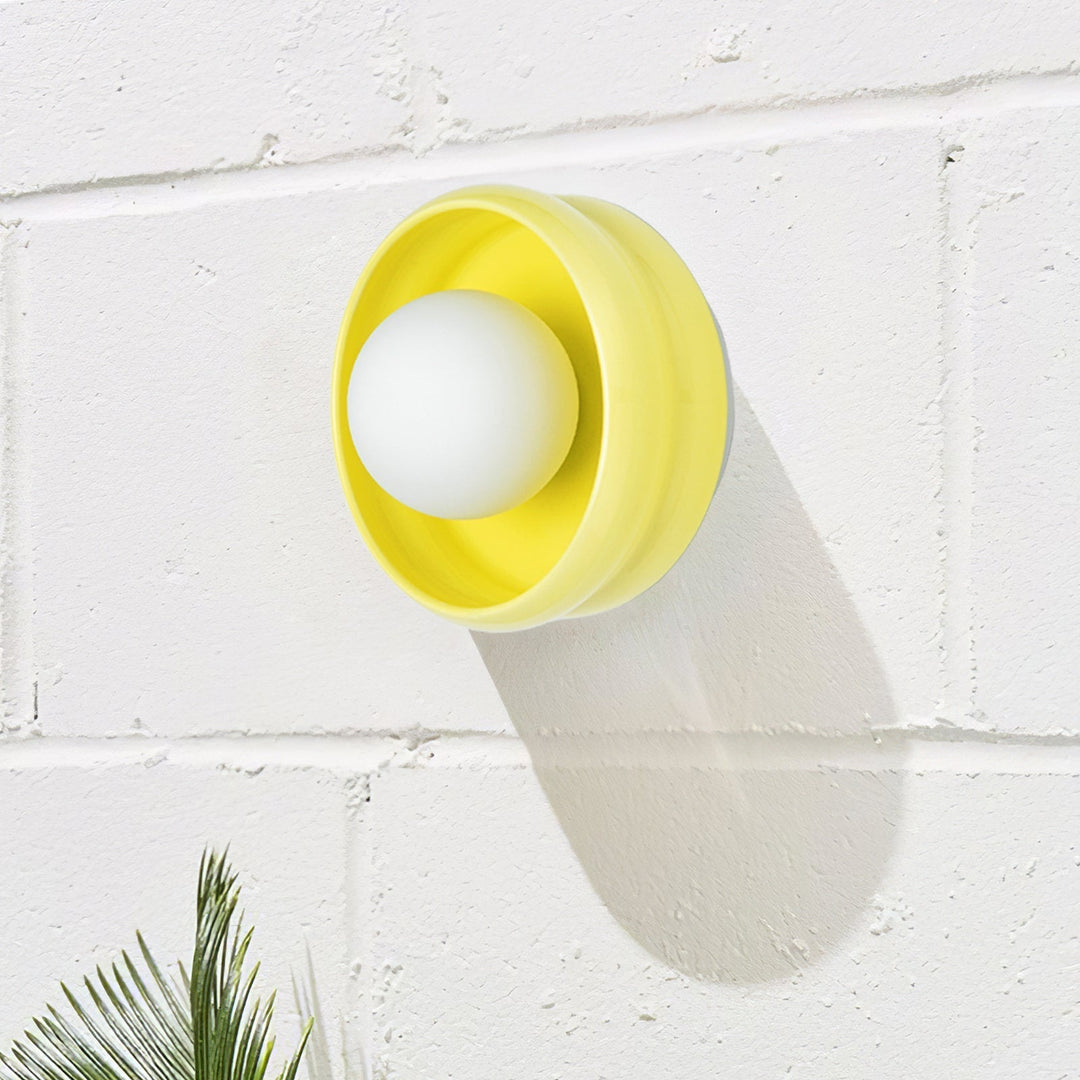 Gelbe runde Wandleuchte aus Keramik, modernes Design, elegante Innenbeleuchtung.
