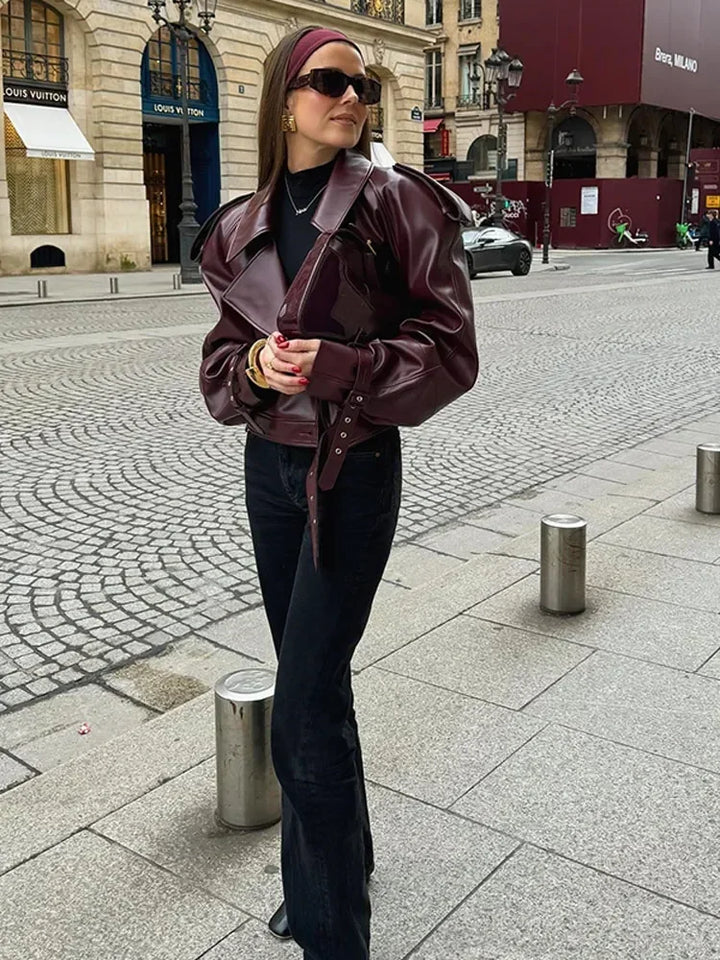 Kurze Damen Lederjacke in Kirschrot mit Reverskragen – Livana