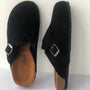 Schwarze Wildleder-Clogs mit Schnalle, ergonomische Korksohle, Damenmode, bequemes Schuhwerk.