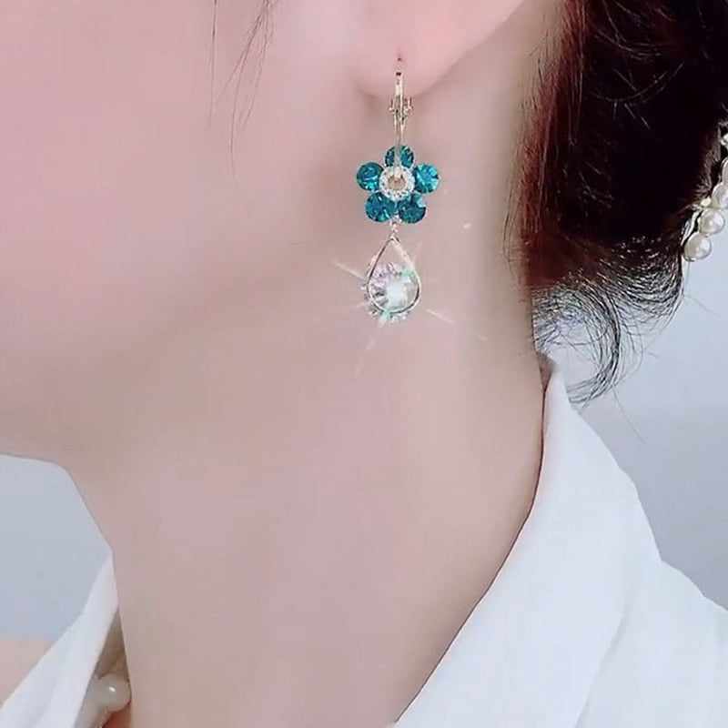 Luxuriöse Ohrringe mit Blumenmotiv – LunaBloom
