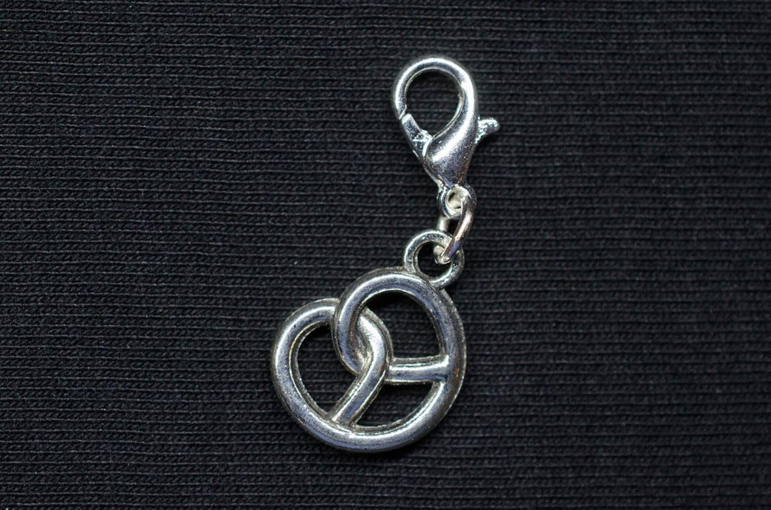 Silberner Brezel-Charm - CharmPretzel