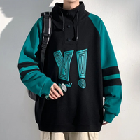 Schwarzer Hoodie mit grünen Ärmeln, grafischem Print, Knopfleiste, lässiger Stil.