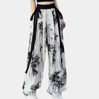 Damenhose, weiß mit schwarzem Blumenmuster, weites Bein, elastischer Bund, modisch, bequem.