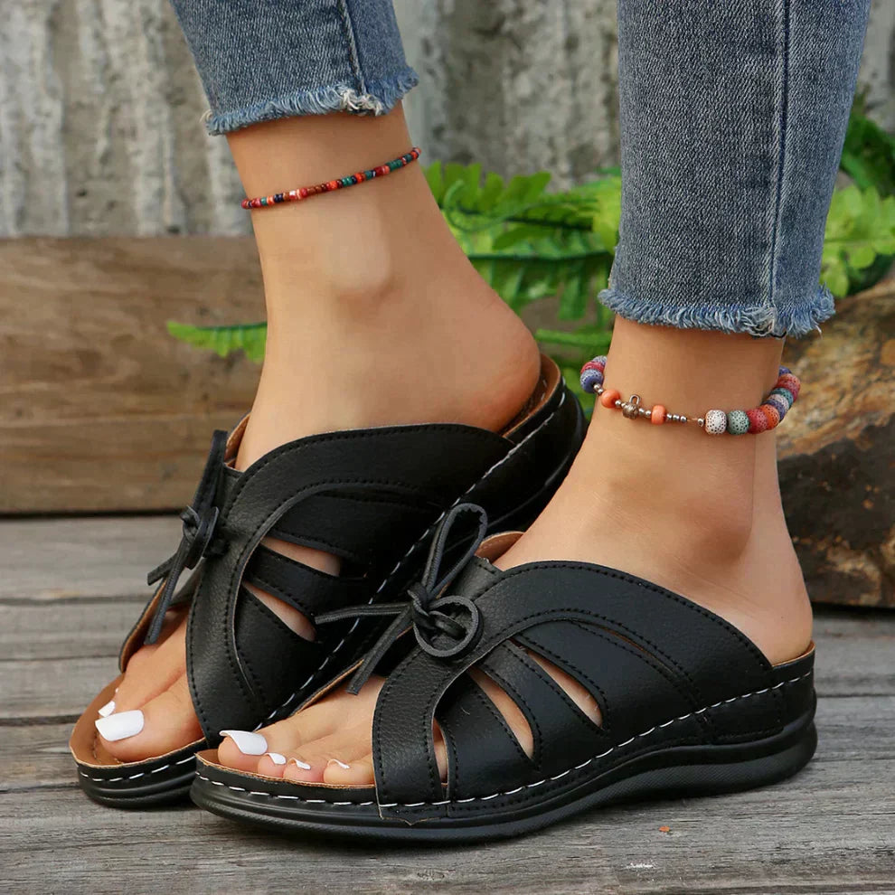 Orthopädische Wedgesandalen mit gewölbtem Knopf – Mirella