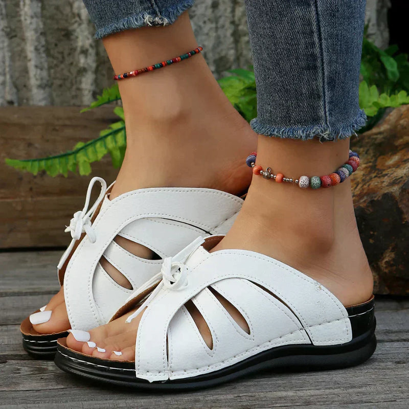 Orthopädische Wedgesandalen mit gewölbtem Knopf – Mirella