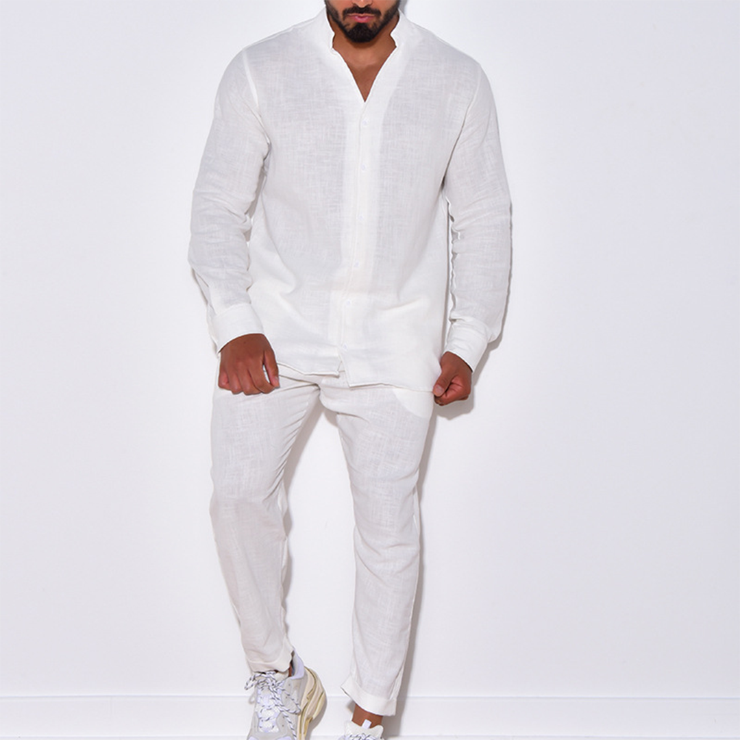 Mann in weißem Leinenhemd und Hose, lässige Mode, Herrenbekleidung, Sommeroutfit.
