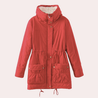 Rote Damen-Winterjacke mit Kapuze, warm gefüttert, Taschen, Reißverschluss, modisch.