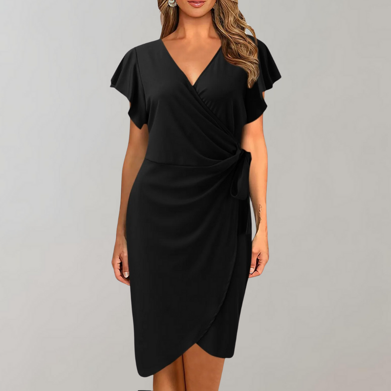 Schwarzes Damenkleid, Wickeloptik, Kurzarm, V-Ausschnitt, elegantes Sommeroutfit.