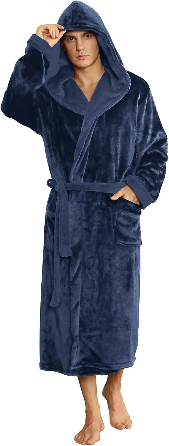Mann in marineblauem Flauschbademantel mit Kapuze, Gürtel und Taschen, frontal vor weißem Hintergrund 10