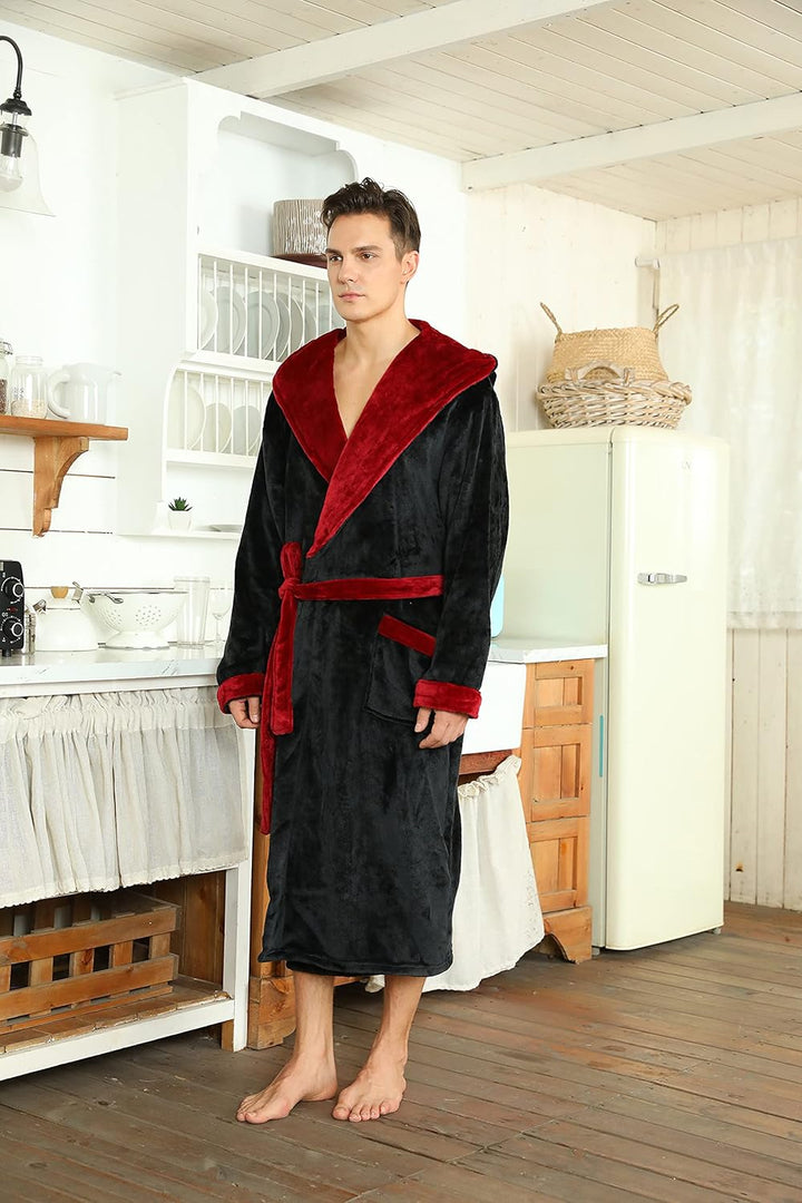 Model in schwarzem Bademantel mit rotem Schalkragen, Gürtel und Bündchen in einer weißen Landhausküche 25
