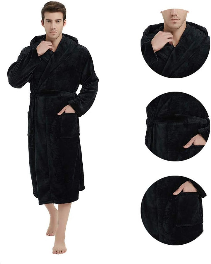Schwarzer Bademantel am Model mit Detailausschnitten zu Kapuzenkragen, Gürtel und aufgesetzter Tasche 36