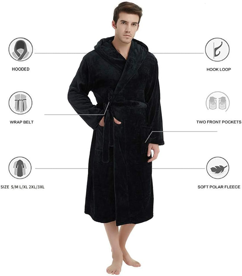 Schwarzer Kapuzenbademantel am Model mit Infografik zu Kapuze, Gürtel, Taschen, Aufhängeschlaufe und weichem Fleece 37