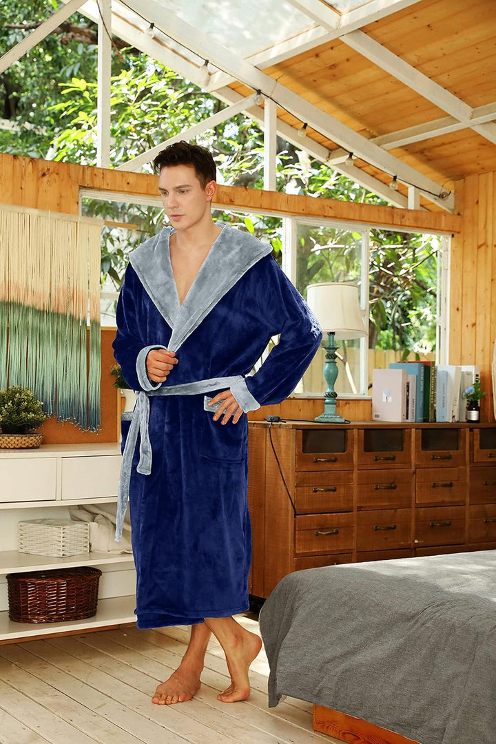 Mann in marineblauem Bademantel mit grauen Details steht in einem Raum mit Holzwänden und Oberlicht 47