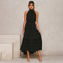 Frau in eleganter schwarzer gepunkteter Maxikleid, ärmellos, modisch, stilvoll, Abendmode.