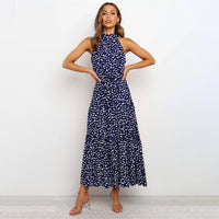 Frau in eleganter, langärmeliger, blauer Maxikleid mit weißen Punkten, modisch, stilvoll.