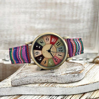 Uhr mit mehrfarbigem Regenbogen-Muster & Geflochtenem Band – Elyvra