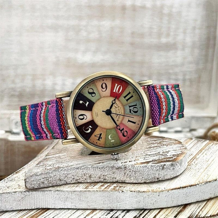Uhr mit mehrfarbigem Regenbogen-Muster & Geflochtenem Band – Elyvra
