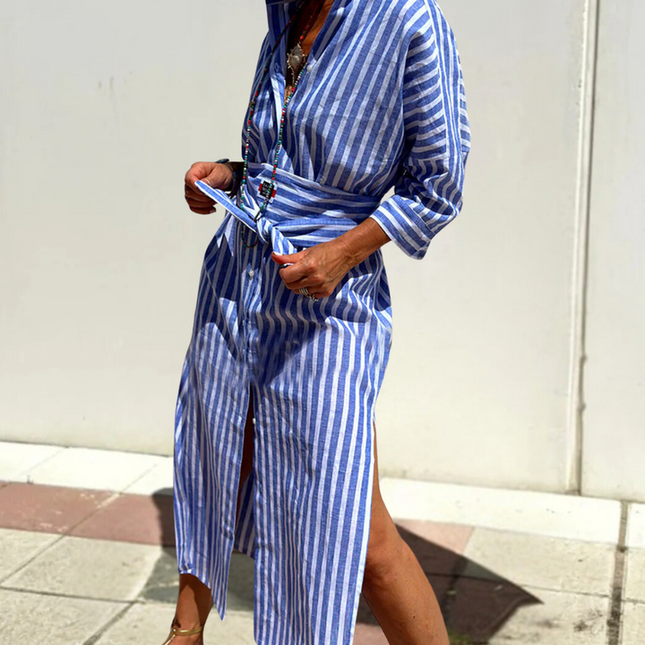 Frau in blau-weiß gestreiftem Leinenkleid, Sommermode, lässiger Stil, knielang.