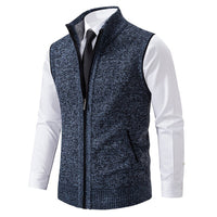 Blau-graue Herrenweste, Reißverschluss, elegantes Design, über weißem Hemd, modisch.