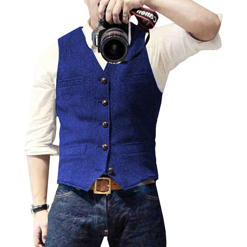 Mann mit blauem Herrenweste, weißem Hemd, Jeans, hält Kamera, Modefotografie.