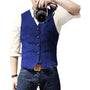 Mann mit blauem Herrenweste, weißem Hemd, Jeans, hält Kamera, Modefotografie.