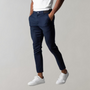 Mann trägt dunkelblaue Chinohose, weiße Sneaker, lässiger Stil, Herrenmode.