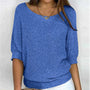 Frau trägt blauen Strickpullover, lässiger Stil, Dreiviertelärmel, modisch, bequem.