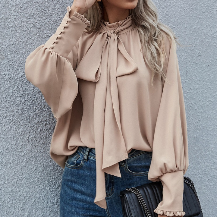Damenbluse beige, langärmlig, Schleifenkragen, elegant, Freizeitmode, Herbstkollektion.