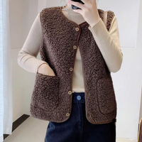 Damen Teddyweste braun, ärmellos, Knöpfe, Taschen, Herbstmode, gemütlich, warm, stylisch.
