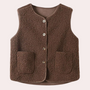 Braune Fleeceweste mit Knöpfen und Taschen, warme Winterbekleidung, modisch und bequem.
