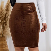 Brauner Lederrock mit Schlangenmuster, figurbetont, Damenmode, elegant, knielang.